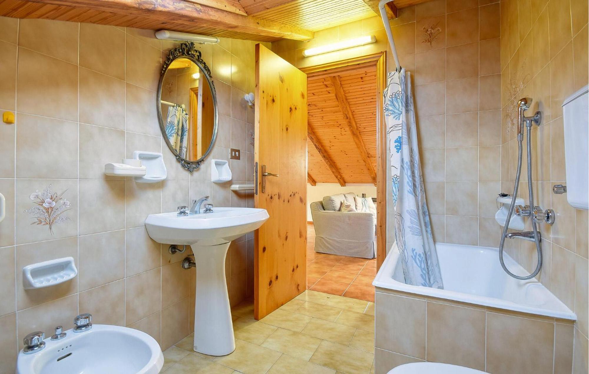 2 Bedroom Stunning Apartment In Монеглия Екстериор снимка